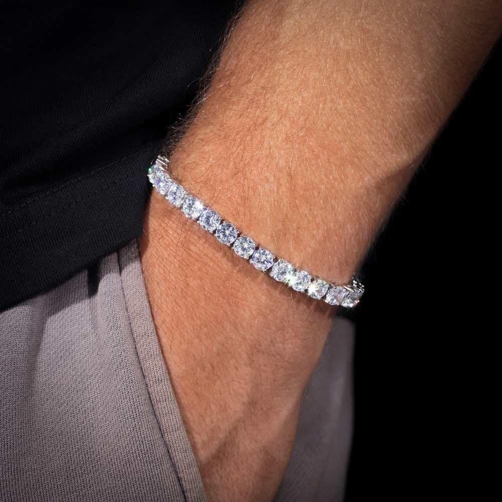 Pulsera de piedras redondas sobre la muñeca, fotografía de Marco Valenti