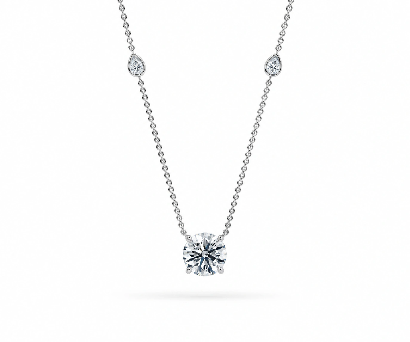 Mavecure · Collar con diamante redondo central y diamantes pera laterales — Oro blanco 18k