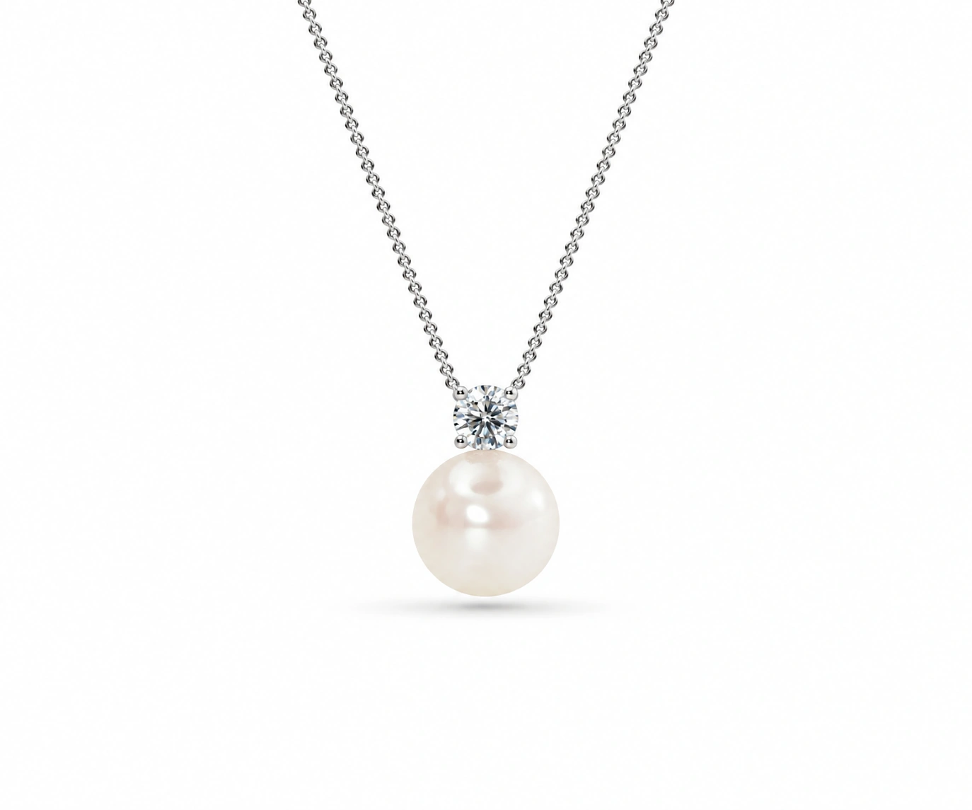 Minca · Dije con perla blanca y diamante redondo — Oro blanco 18k