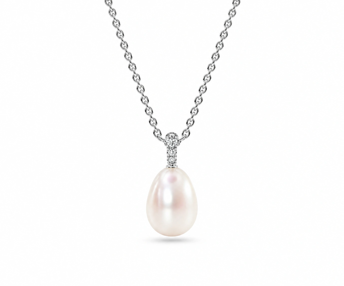 Providencia · Dije con perla ovalada y asa de diamantes — Oro blanco 18k